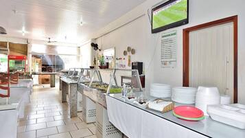 Café da manhã com buffet grátis todos os dias