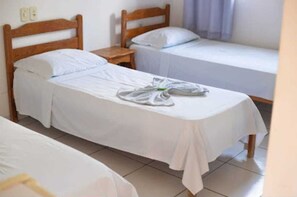 Tabla de planchar con plancha, wifi gratis y ropa de cama 