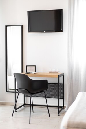 普通套房 | 客廳 | 32 吋平面電視連數碼電視頻道、電視、加熱地板