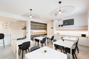 Daily cooked-to-order breakfast (EUR 6 per person)