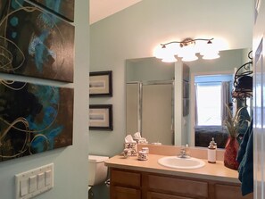 Tina con regadera, secadora de cabello, toallas, jabón 