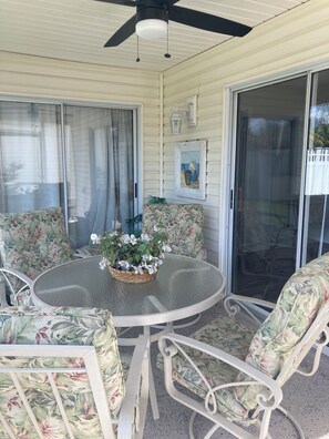 Outdoor dining - WOW...ELEGANT... Courtyard VILLA + Golf CART, Steps to POOL, 3 Min to Sumter SQ  (The Villages)