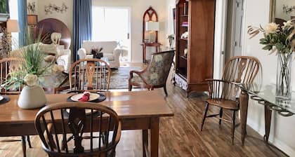 WOW...ELEGANT... Courtyard VILLA + Golf CART, Steps to POOL, 3 Min to Sumter SQ