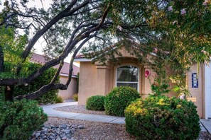 Property grounds - 3-bedroom vacation home near Balloon Fiesta Park. (Albuquerque)