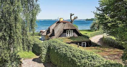 Reetdachhaus in Alleinlage mit Dachterrasse  an der Ostsee mit Außen-Whirlpool