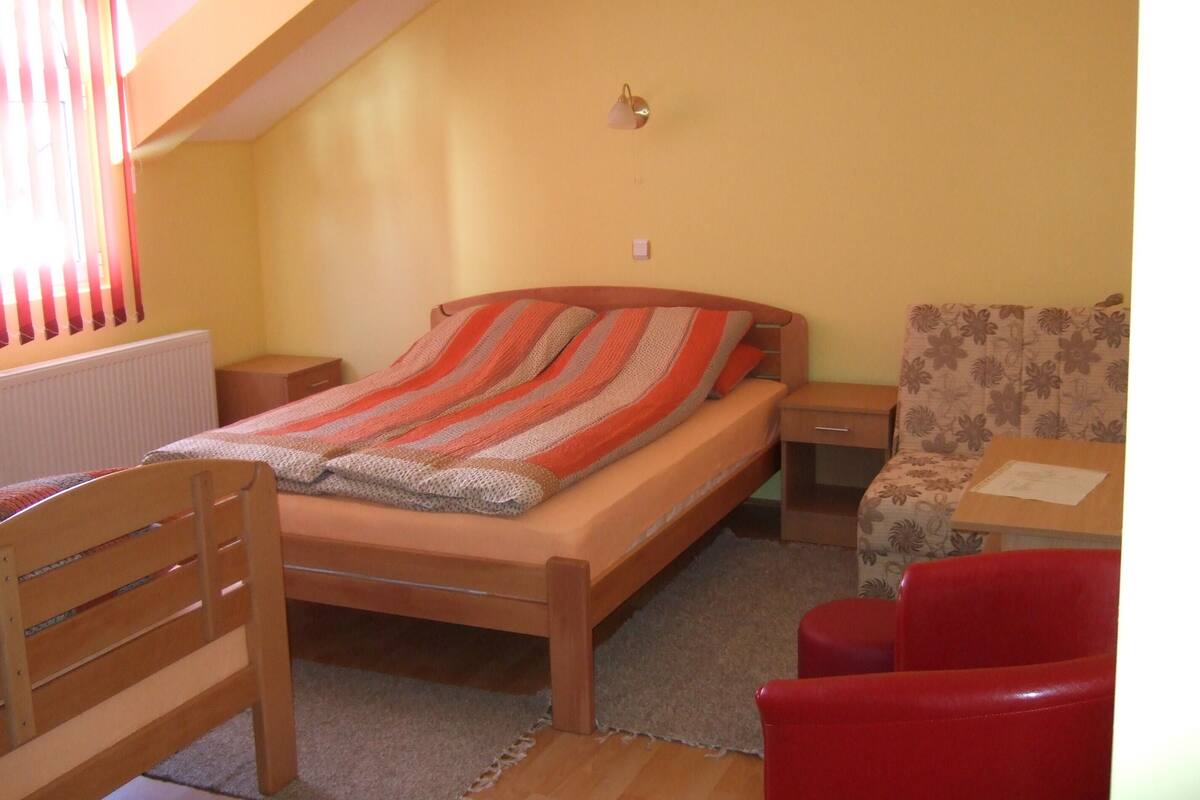Family Room | Soundproofing, WiFi (free), bed sheets