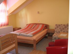 Family Room | Soundproofing, free WiFi, bed sheets