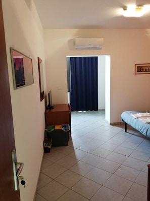 Habitación doble, balcón | Escritorio, espacio para trabajar con un portátil, cortinas opacas