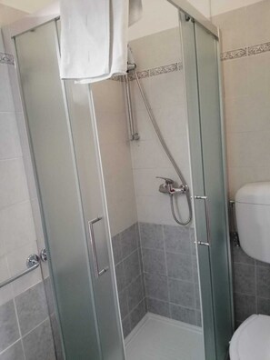 Douche, douche à « effet pluie », sèche-cheveux, bidet