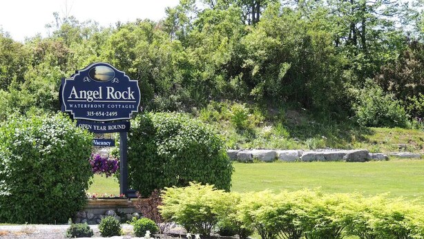 Señal para Angel Rock Waterfront Cottages con aviso de disponibilidad.