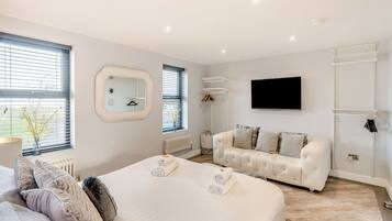 5 bedrooms, free WiFi, bed sheets