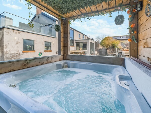 Outdoor spa tub - 5 bedroom accommodation in Bowness-on-Solway (Bowness-on-Solway)