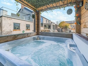 Bañera de hidromasaje al aire libre