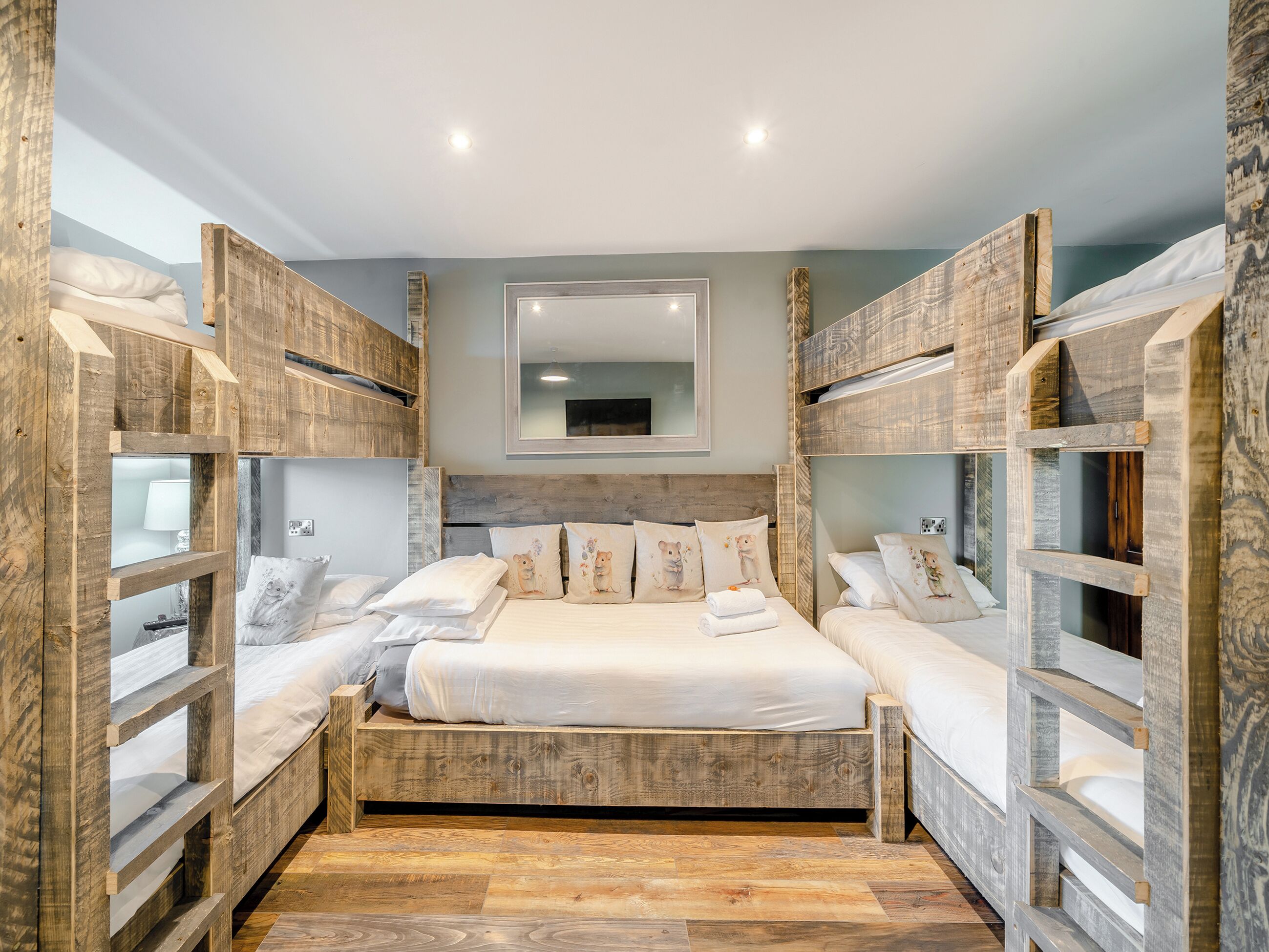 5 bedrooms, free WiFi, bed sheets