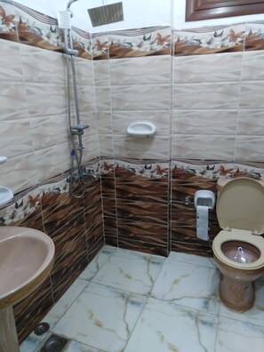 Chuveiro, toalhas de banho