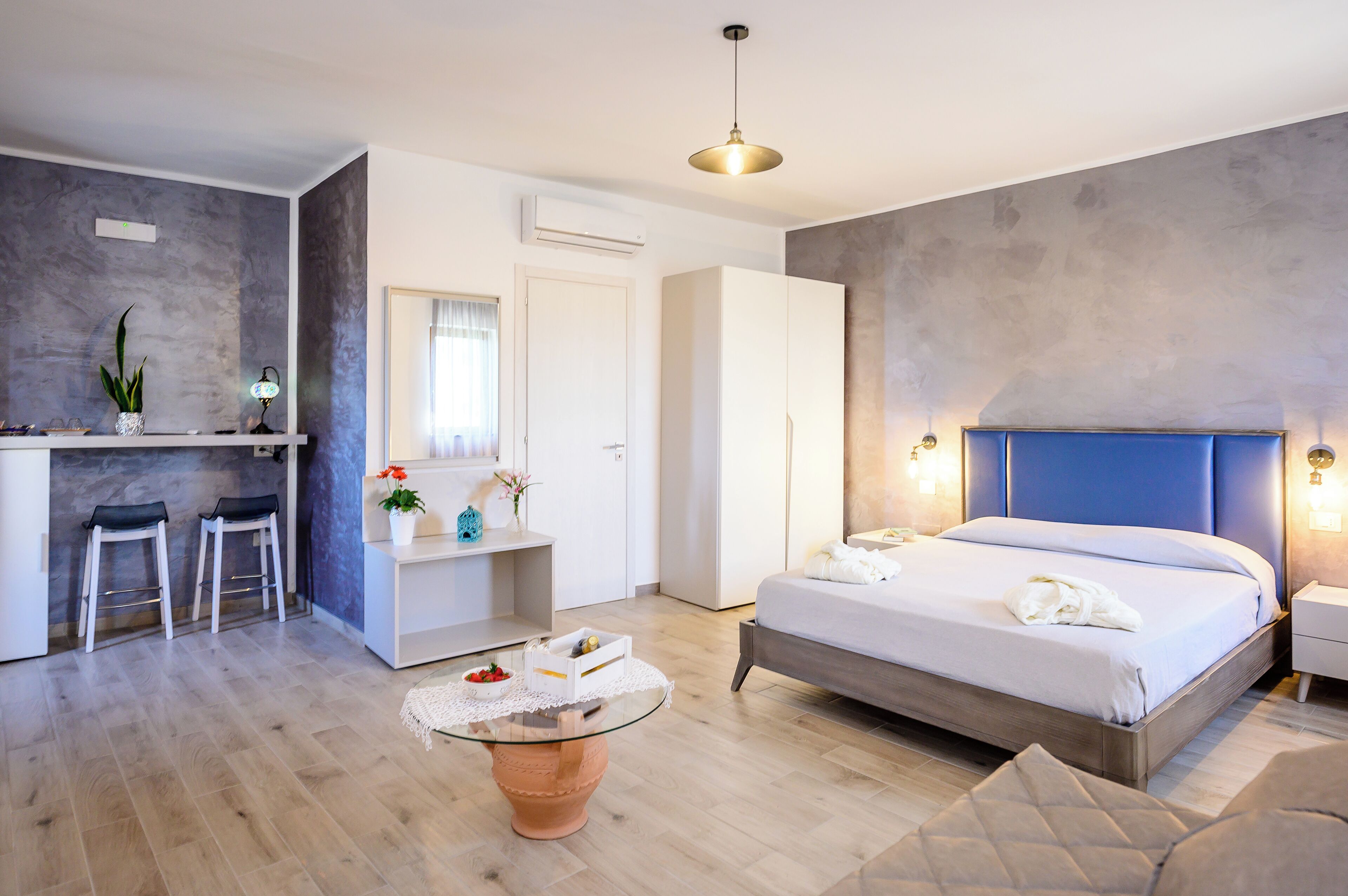 Deluxe kamer | Hypoallergeen beddengoed, een kluis op de kamer, individueel gedecoreerd