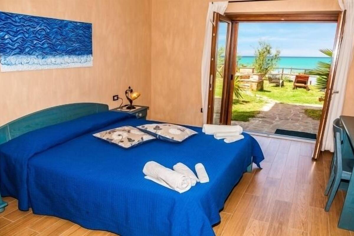 Classic Double Room, Sea View | In-room safe, desk, blackout drapes, soundproofing