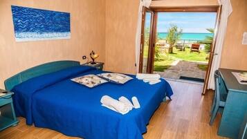 Quarto casal clássico, vista para o mar | Cofres nos quartos, escrivaninha, cortinas blackout