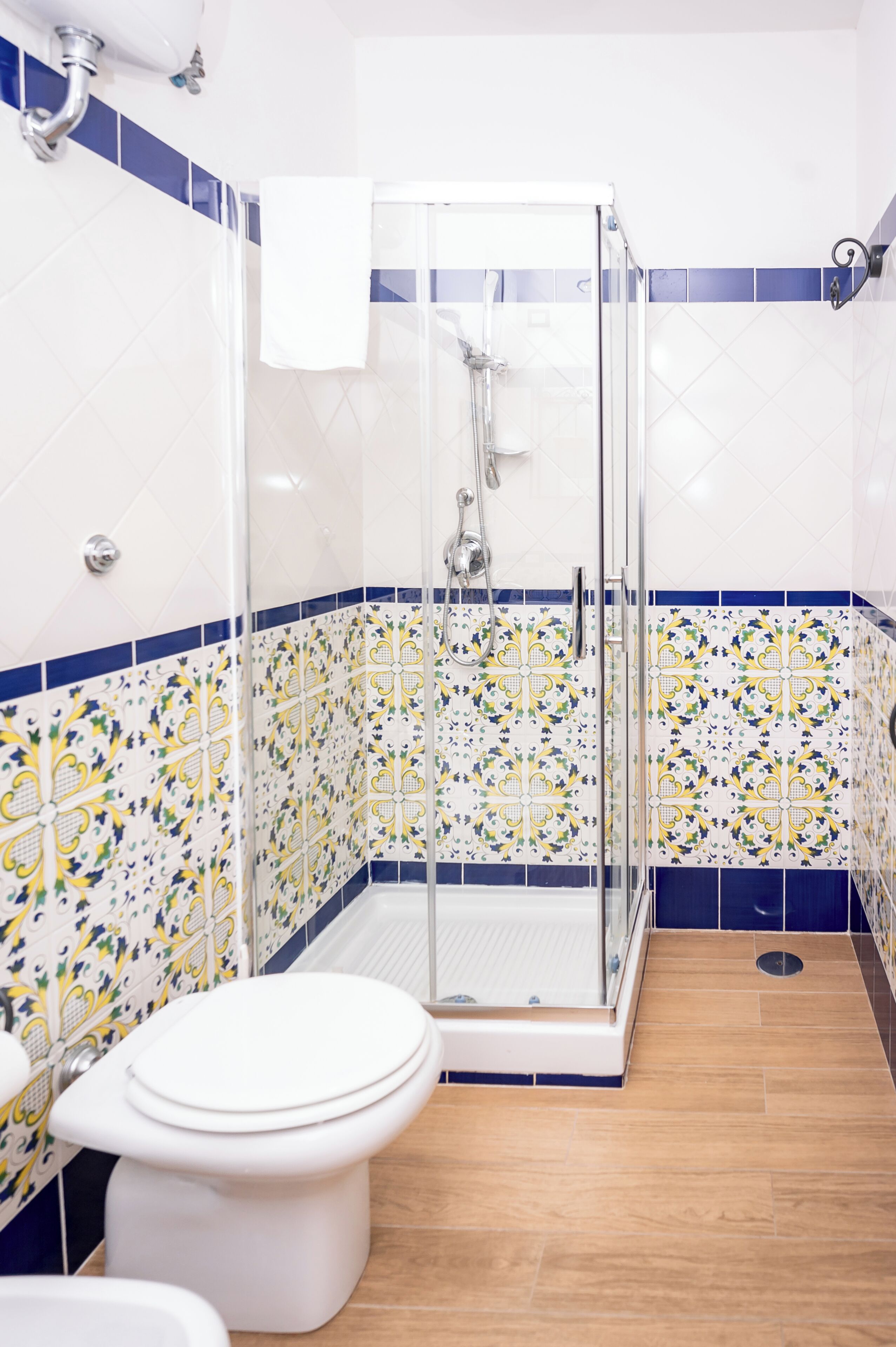 Rom – basic | Bad | Dusj, regndusjhode, toalettartikler (inkludert) og hårføner