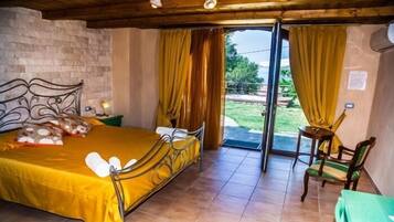 Kahden hengen classic-huone, merinäköala (art) | Tallelokero huoneessa, työpöytä, pimennysverhot, äänieristys