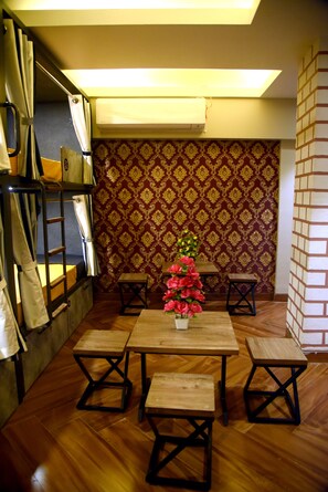 Lobby sitting area - Charyana Hotel Ac Dormitory - Hostel (Ahmedabad)