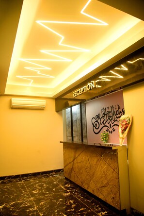 Reception - Charyana Hotel Ac Dormitory - Hostel (Ahmedabad)