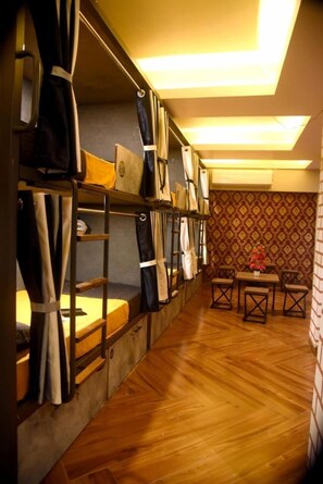 Desk, laptop workspace, free WiFi, wheelchair access - Charyana Hotel Ac Dormitory - Hostel (Ahmedabad)