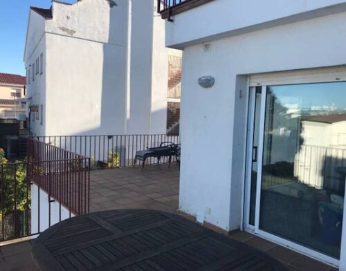 Faux penthouse avec vue sur la mer et une grande terrasse