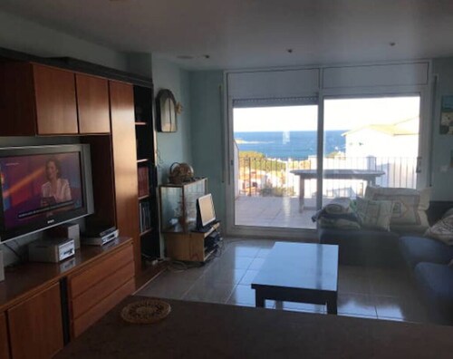 Faux penthouse avec vue sur la mer et une grande terrasse