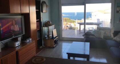Faux penthouse avec vue sur la mer et une grande terrasse