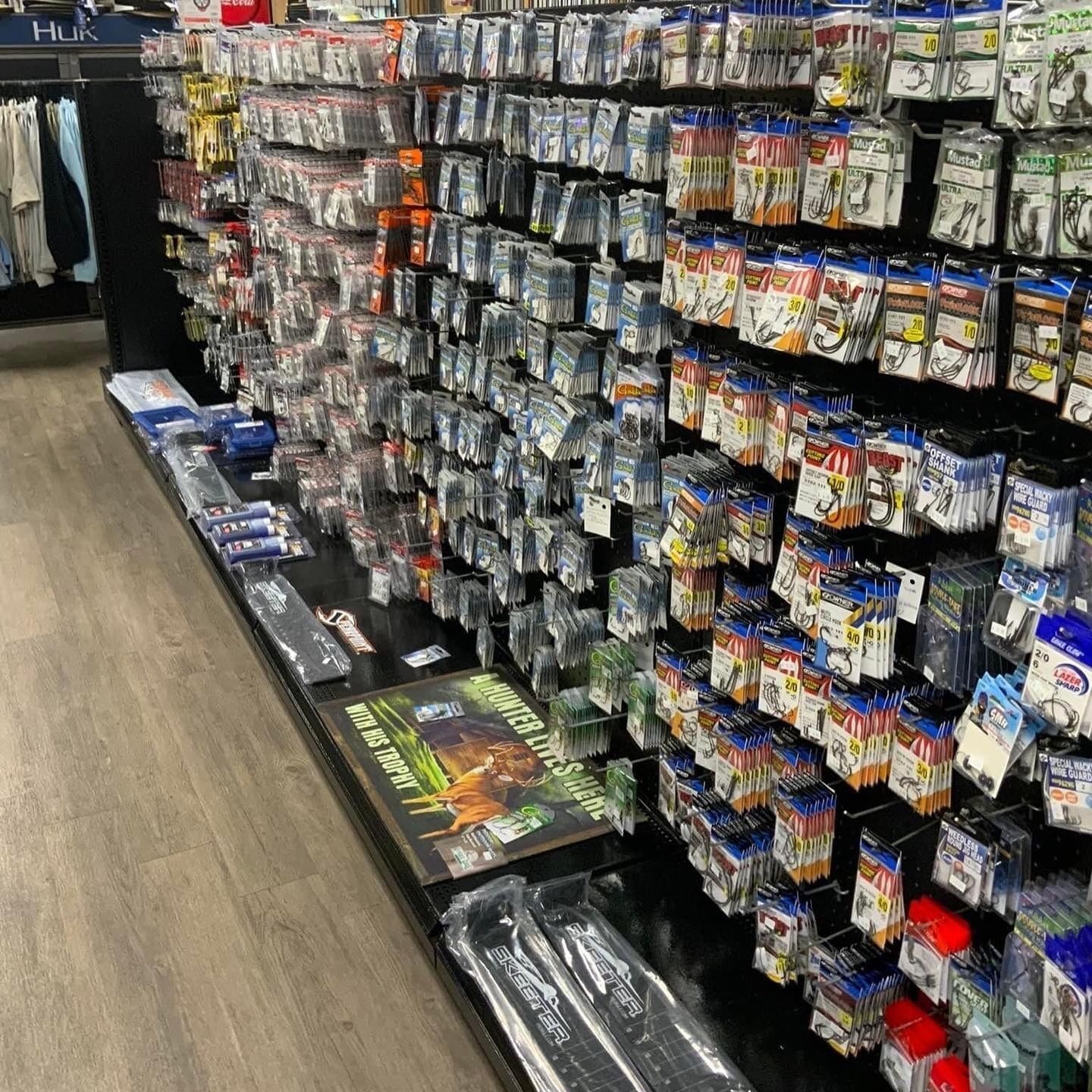 Un rayon de magasin où les étagères sont remplies de divers articles et accessoires de pêche.