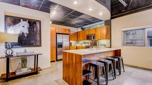 ثلاجة، ميكروويف، فرن، موقد طهي مسطح