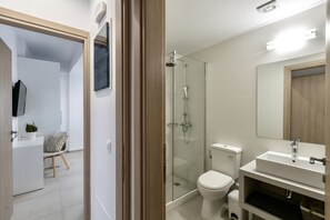 Dusche, Haartrockner, Handtücher, Seife