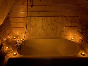 Duschwanne, Haartrockner, Handtücher, Seife