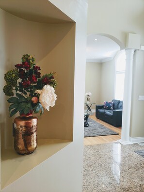 Interior - 3300sqft++ Spacious 5 Bedroom... WOW Decor! (Mississauga)