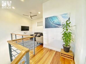 Een smart-tv, een tafeltennistafel, boeken en een stereo