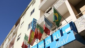 A hotel sign with flags of Portugal, Brazil, and Italy. - Hotel São Nicolau (Braga)