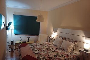 1 slaapkamer, een bureau, een strijkplank/strijkijzer, gratis wifi