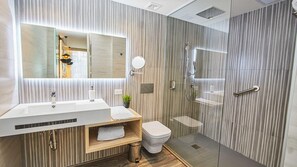 Shower, pancuran hujan, perlengkapan mandi gratis, dan pengering rambut
