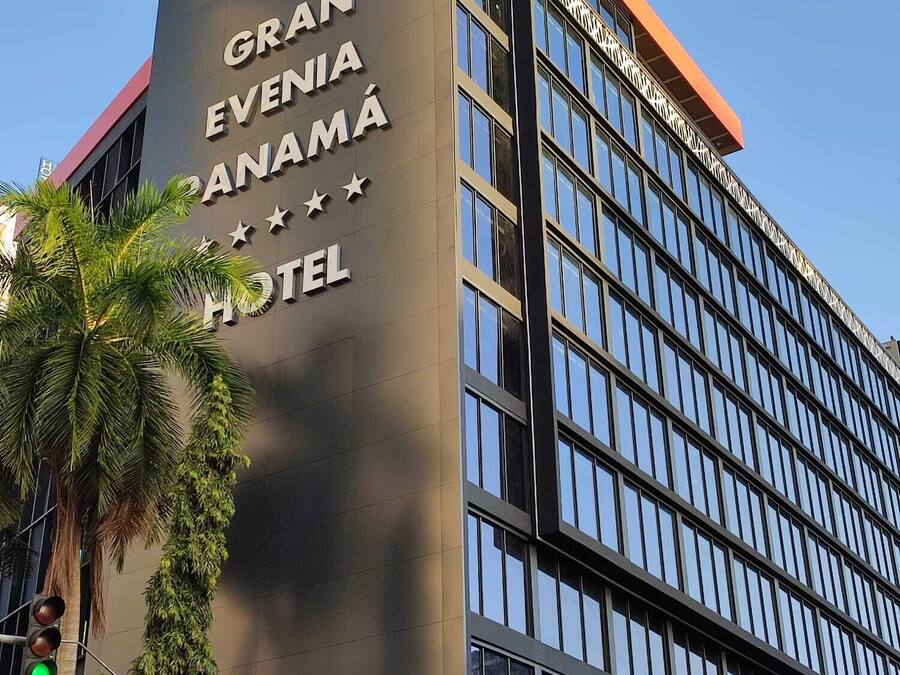 A hotel building with a sign reading "GRAN EVENIA PANAMÁ HOTEL".