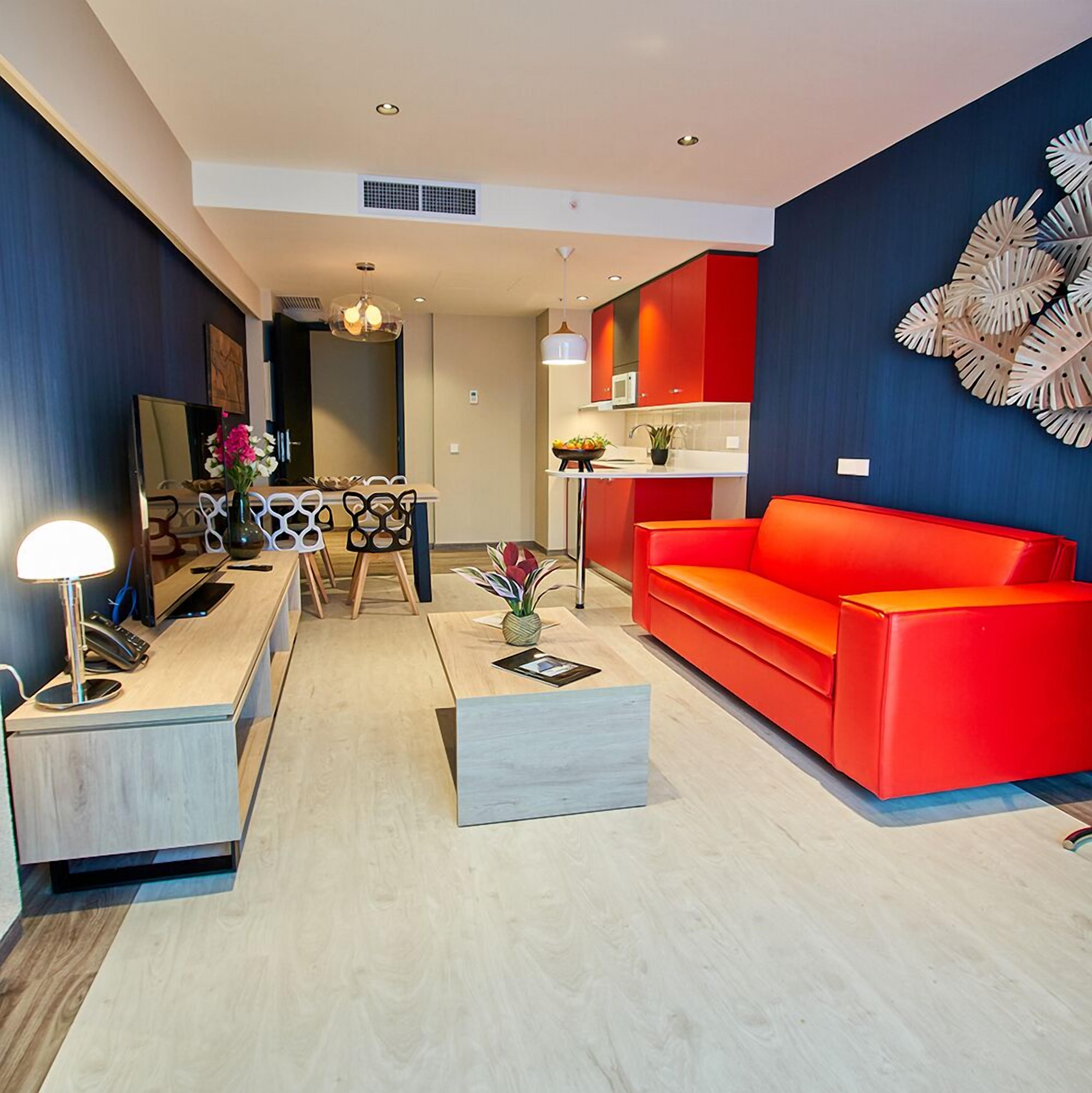 Caja de seguridad en la habitación y espacio para trabajar con laptop 