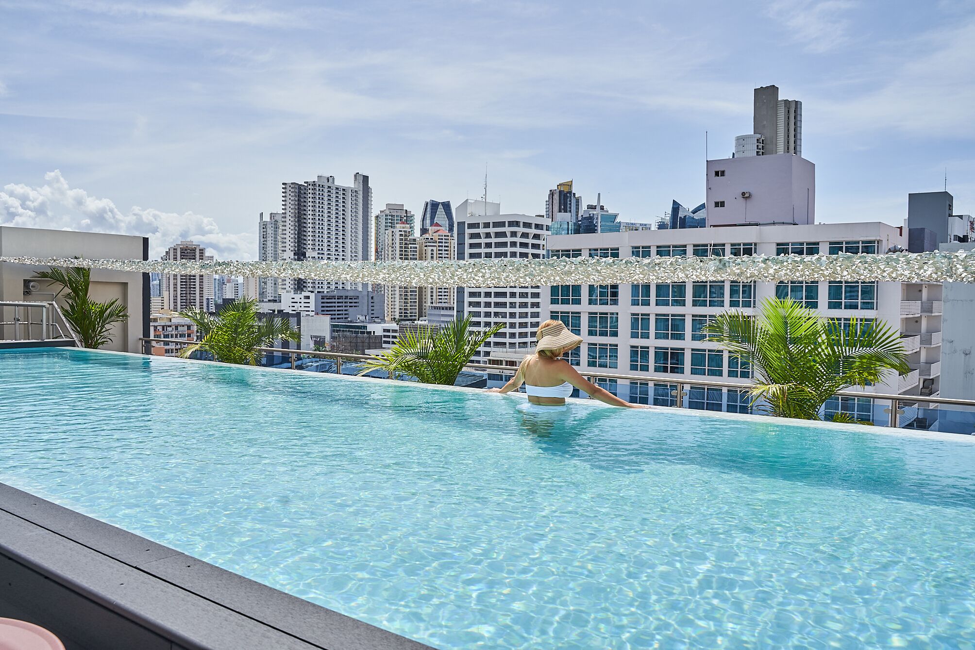 室外游泳池，日光浴躺椅