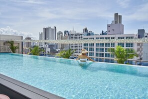 Piscine extérieure, chaises longues