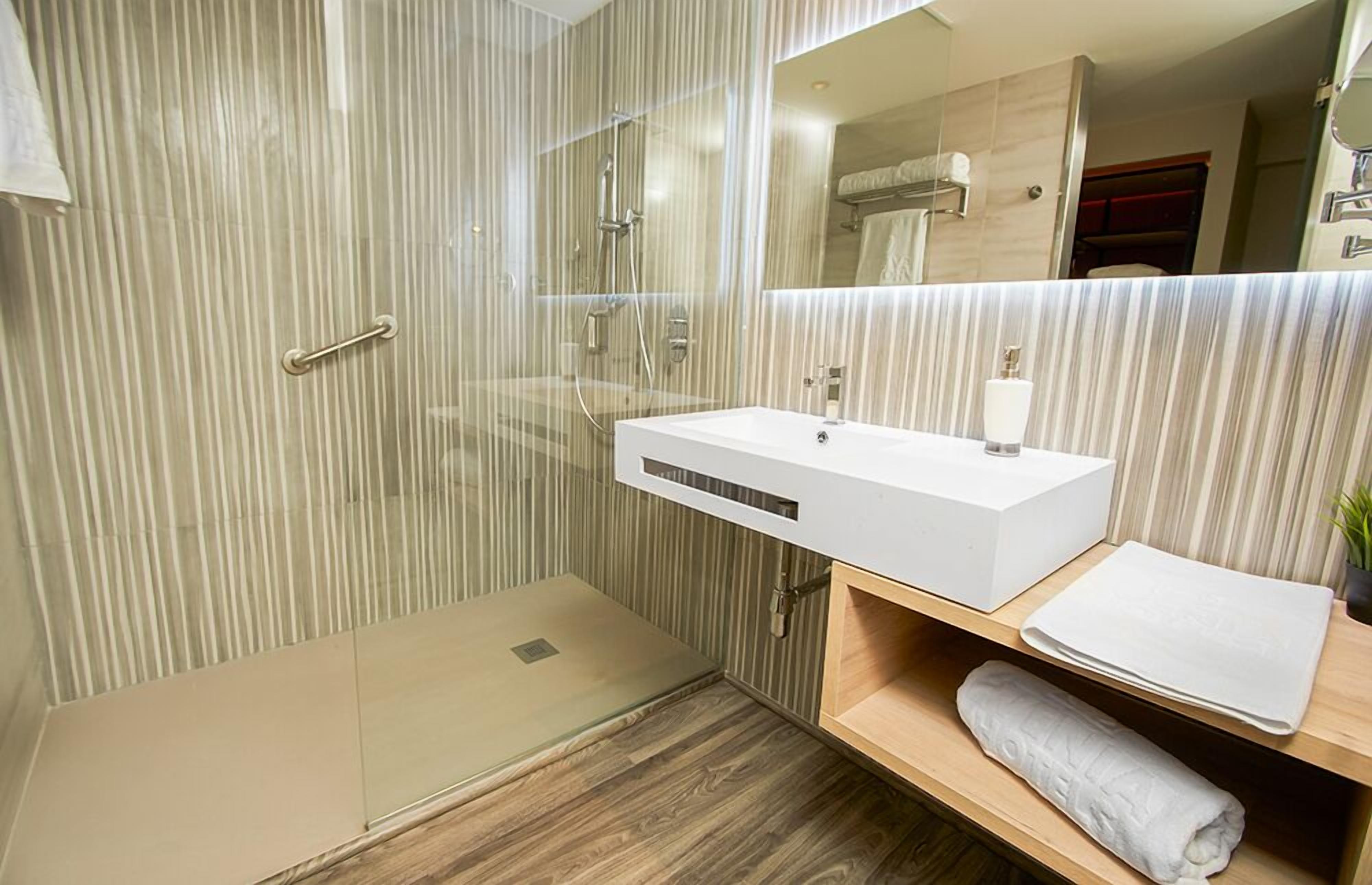 shower, rainfall showerhead, free toiletries, hair dryer