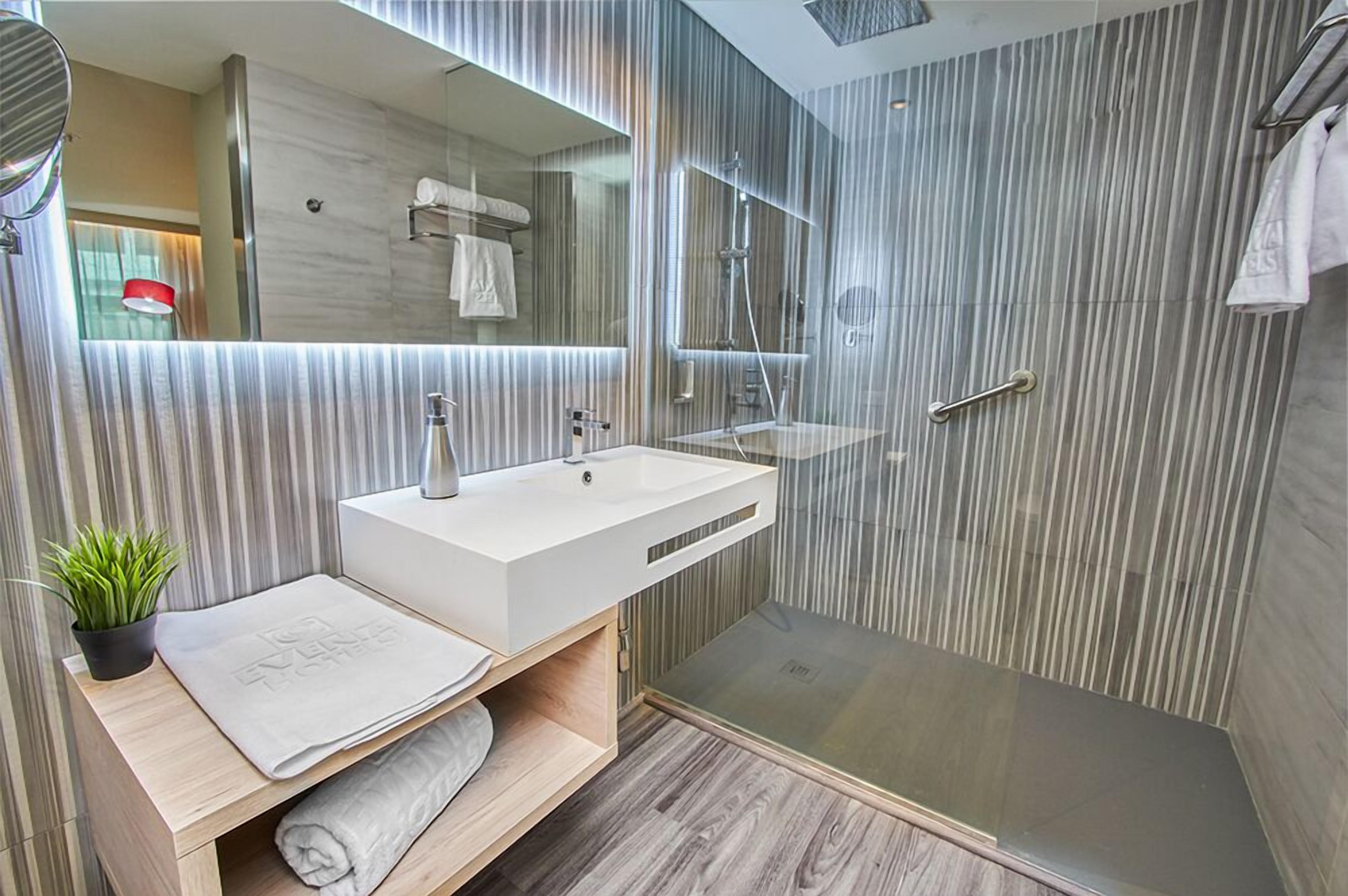 shower, rainfall showerhead, free toiletries, hair dryer