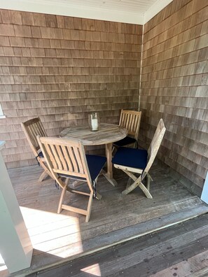 Outdoor dining - HALFSHELL- Charming 1 bedroom Cottage in town (Nantucket)