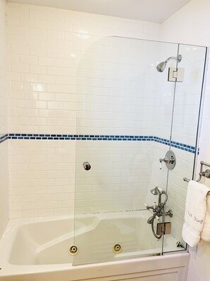 Combined shower/tub, jetted tub, hair dryer, towels