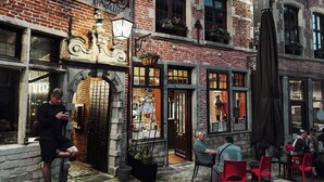 Een bakstenen gebouw met een bord waarop 'strille du Lieux Bruxelles' staat.