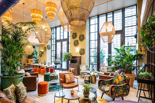 Se sirven desayunos, almuerzos y cenas; cocina vegetariana