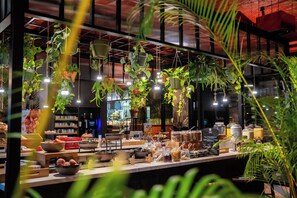 Petit déjeuner buffet (27 EUR par personne)